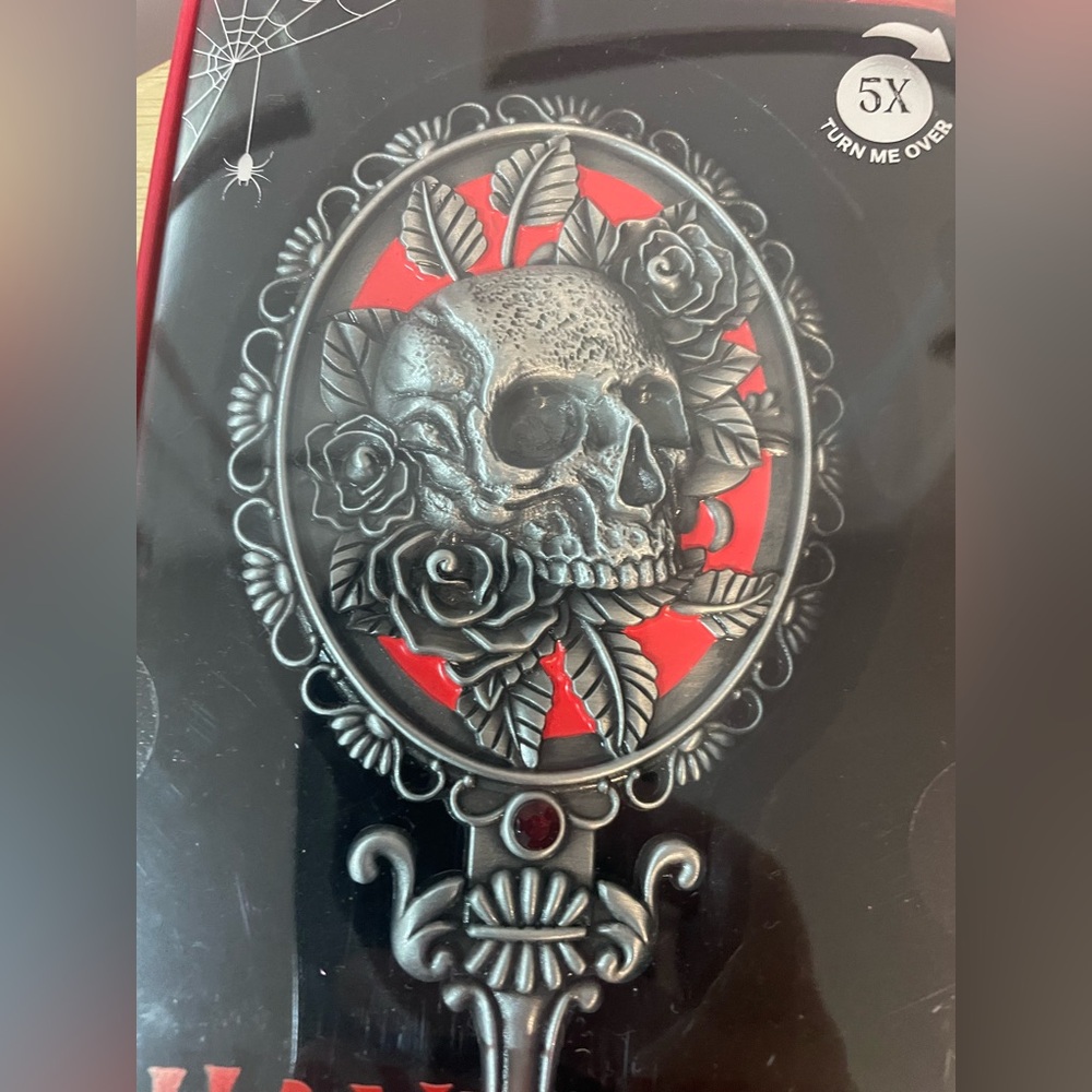Skull Design Handheld Mirror - Picture 9 of 10